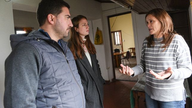Elecciones 7S: Ramiro Egüen y Mercedes Squillaci en San Enrique junto a la delegada municipal, Valeria Irigoitía.