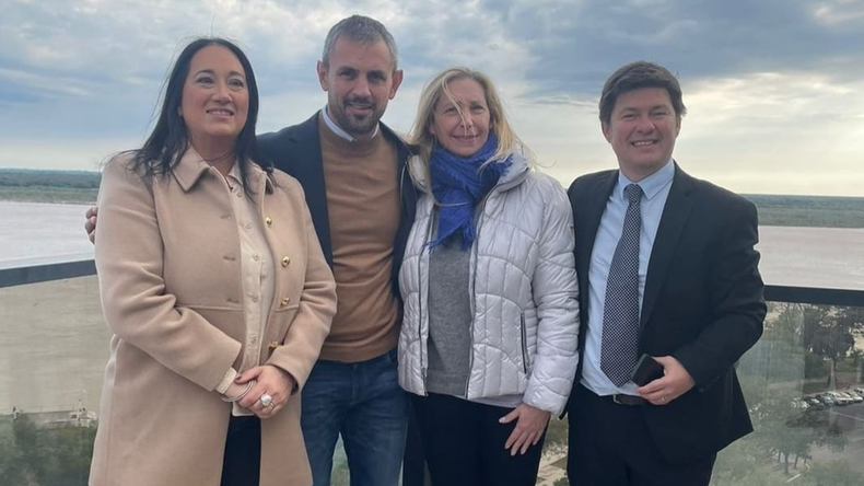 La titular de La Libertad Avanza en Corrientes, Laura Marcoré, junto a Martín Menem, Karina Milei y Lisandro Almirón. 