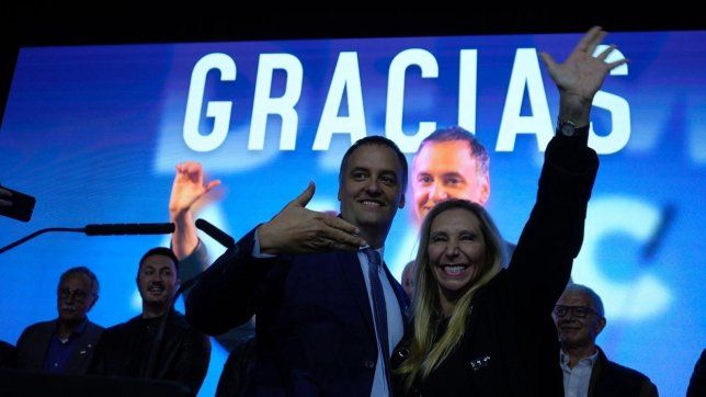 Manuel Adorni y Karina Milei en el búnker de LLA tras su victoria. Foto: Prensa LLA.