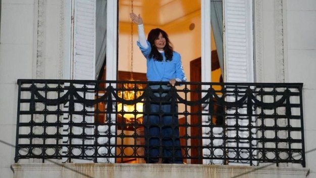 CFK en el balcón del departamento en el que cumple prisión domiciliaria.&nbsp;