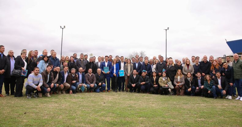 Parte de los intendentes, concejales, legisladores y dirigentes del peronismo que participaron del encuentro en la provincia de Santa Fe.