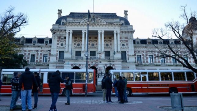 en rojo, transportistas escolares bonaerenses van por un plan b con kicillof