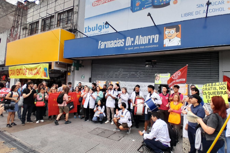 El vaciamiento de Farmacias del Dr. Ahorro: 300 despidos y deudas detrás del cierre definitivo