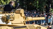 Javier Milei en un tanque de guerra durante un desfile militar en Buenos Aires. Javier Milei en un tanque de guerra durante un desfile militar en Buenos Aires.