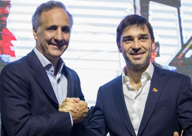 Marcos Bulgheroni, CEO de Pan American Energy, junto al gobernador de Chubut, Ignacio Torres.&nbsp;
