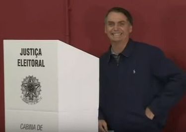 Las encuestas marcaron la jornada y el tono de Bolsonaro y Haddad