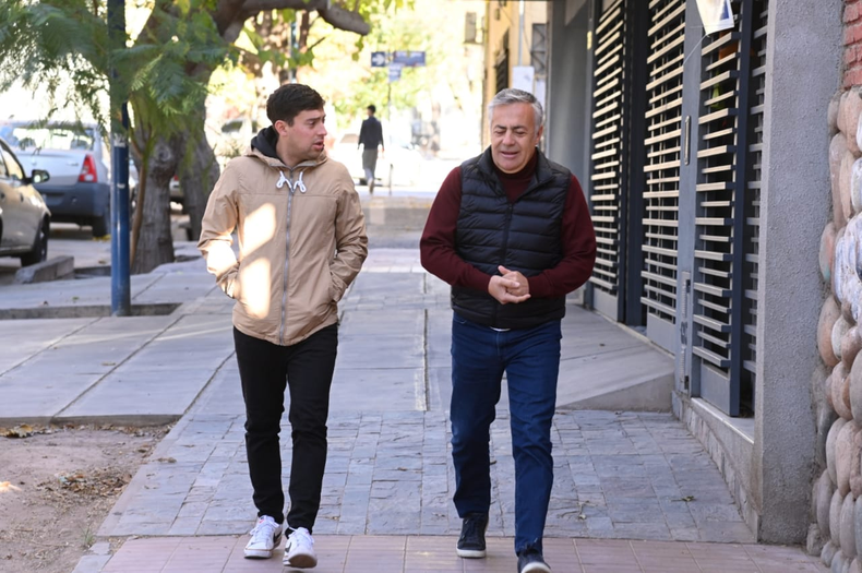 Alfredo Cornejo llegando a la escuela para votar