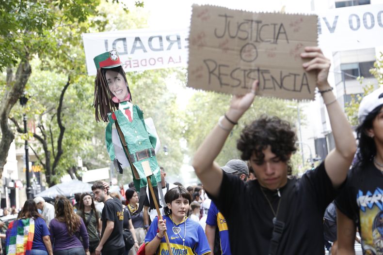 Otra postal de la marcha, con alusiones al gobierno de Milei. (Foto: Victoria Gesualdi)