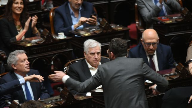 Emilio Monzó y Carlos Gutiérrez (Encuentro Federal) hablan con Maximiliano Ferraro (Coalición Cívica), referentes de la oposición. 
