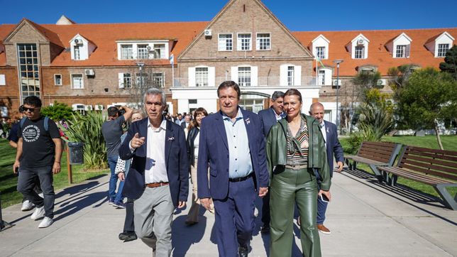 Alberto Weretilneck, junto a Facundo López y Andrea Confini. 