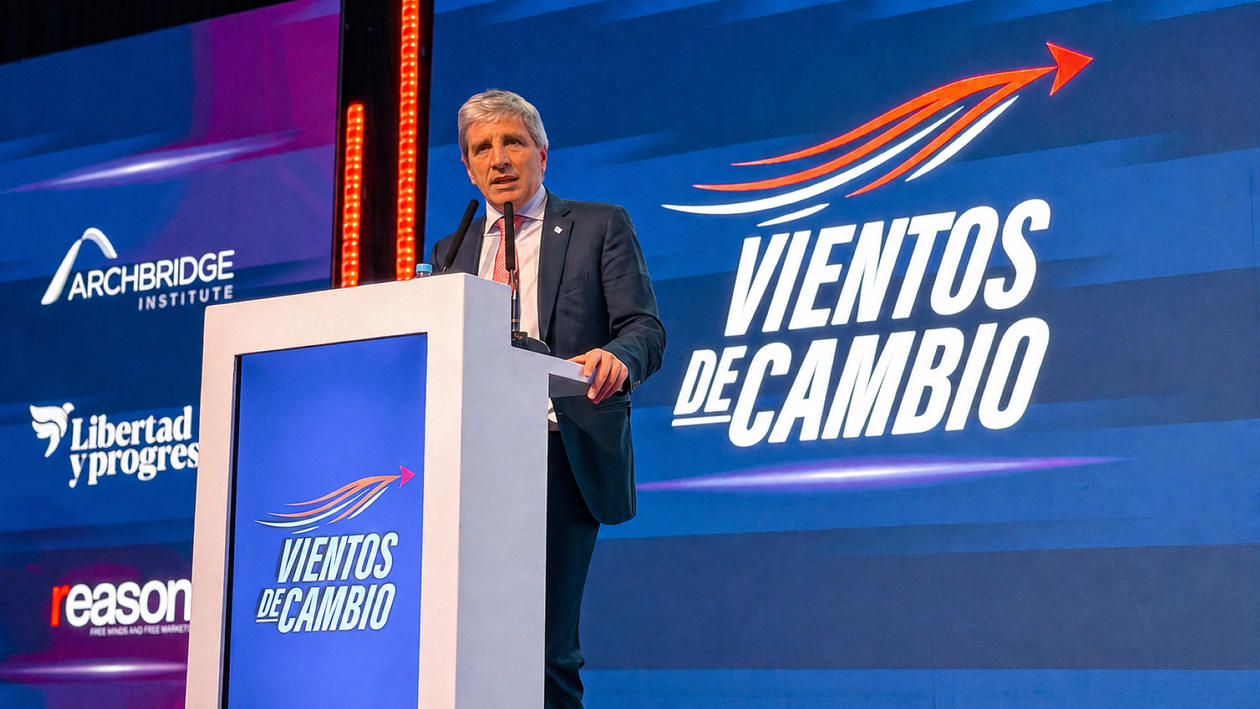 Toto Caputo anuncia los privatización y concesión de rutas, pero no ejecuta los fondos del impuesto a los combustibles