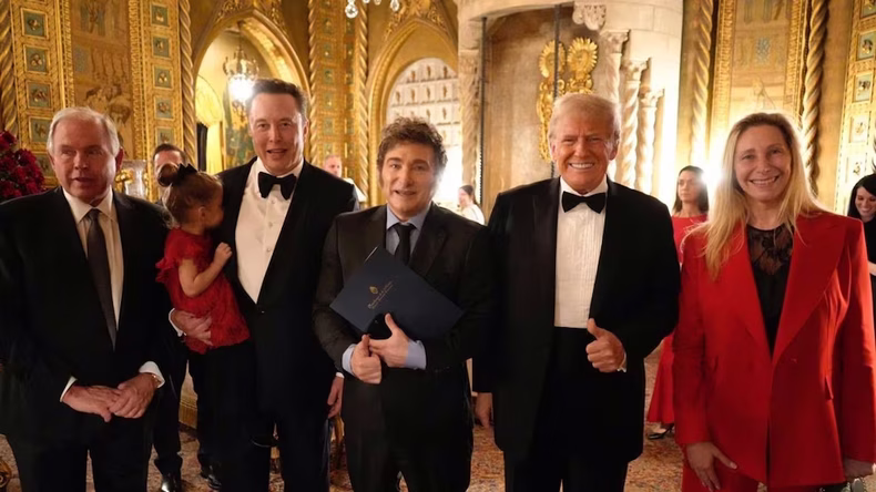 Javier Milei y Karina Milei, junto a Donal Trump y Elon Musk en la anterior reunión de la CPAC.  