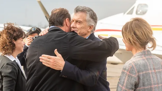Pedro Dellarossa y Sara Majorel recibiendo a Mauricio Macri en Marcos Juárez