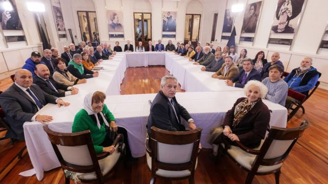 fernandez mostro una foto incompleta contra el odio y la violencia