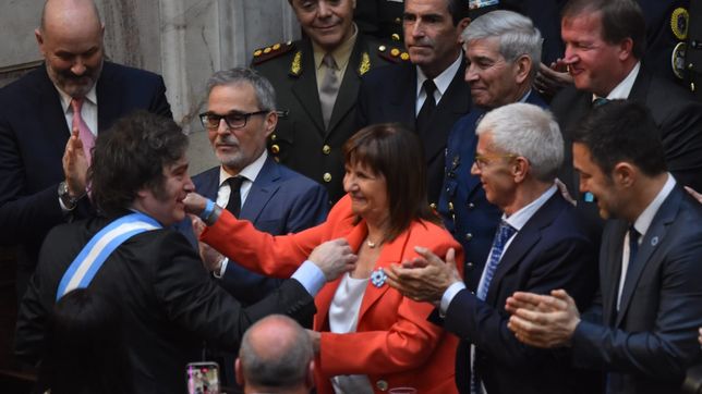 El presidente Javier Milei saluda a la ministra Patricia Bullrich en el Congreso.