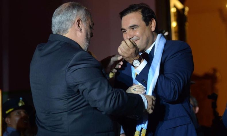 Ricardo Colombi y Gustavo Valdés en el último traspaso de Gobierno entre dos radicales en Corrientes.&nbsp;