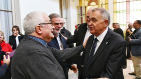 El vicegobernador Osvaldo Jaldo saluda al arzobispo Carlos Sánchez en la sede de la curia tucumana.