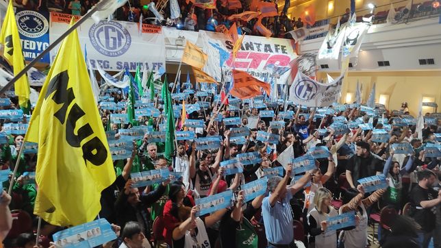 El PJ de la capital santafesina movilizado y mostrando la boleta de Sergio Massa en el cierre del acto por el Día de la Lealtad peronista.