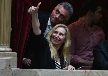 Karina Milei, con Manuel Adorni y Sebastián Pareja. 
