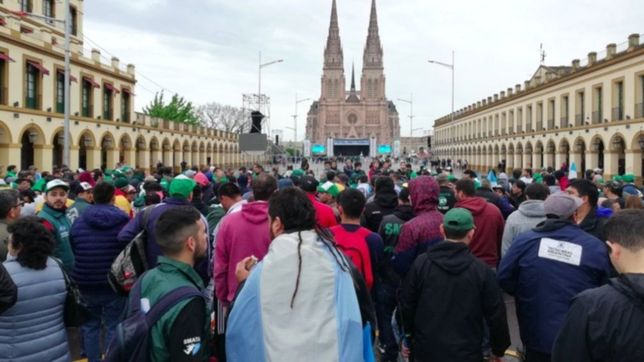 ?paz, pan y trabajo?: nutrido lujanazo de moyano con dardos al gobierno