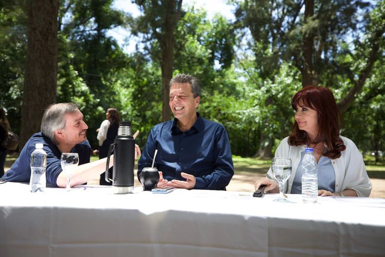 Sergio Massa rodeado por Mximo Kirchner y CFK 