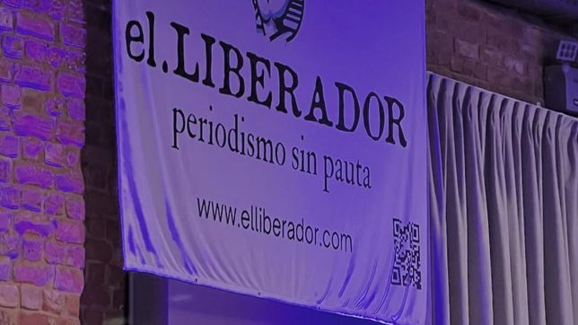 La bandera de El Liberador, el medio bendecido por Romina Diez, en el Santa Fest.