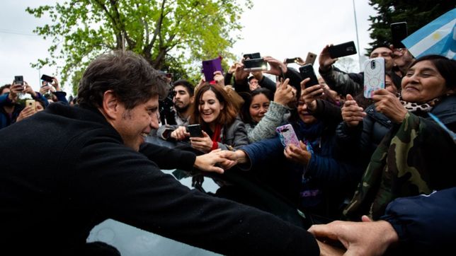 kicillof cierra en mar del plata, pero antes cumple con todos y canta 135
