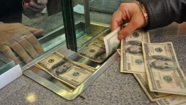El dólar subió 11 centavos y cerró en $25