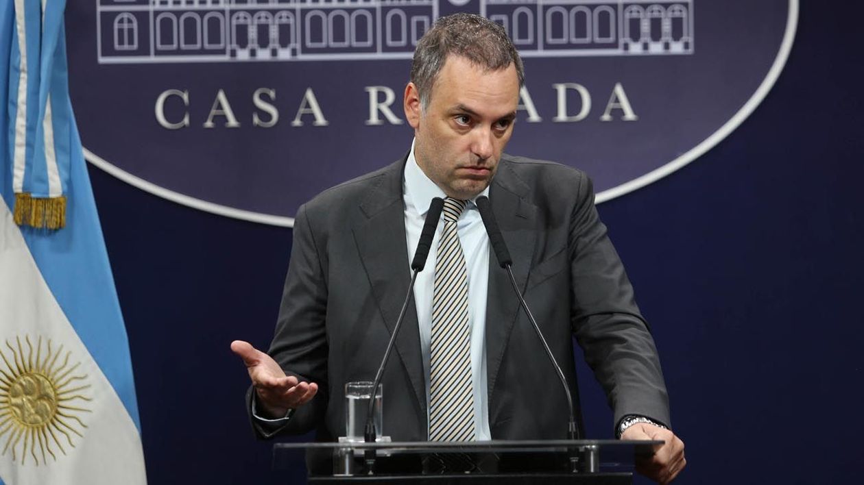 manuel-adorni-durante-su-conferencia-de-prensa-en-la-casa-rosada-1761765.jpg