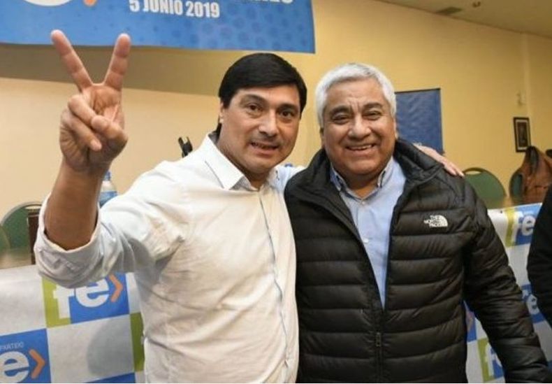 Pablo Ansaloni con los dedos en V, antes de pasar al partido libertario, abrazando al intendente de San Pedro, Cecilio Salazar.&nbsp;
