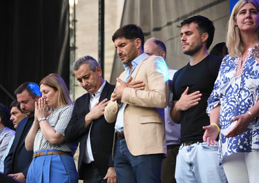 Scaglia, Javkin y Pullaro en la multitudinaria marcha organizada por elevangelismo de Santa Fe