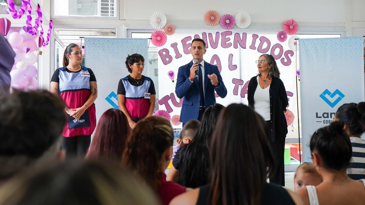 Julián Álvarez participó del inicio de clases en el CDI Néstor Kirchner y anunció un turno tarde.