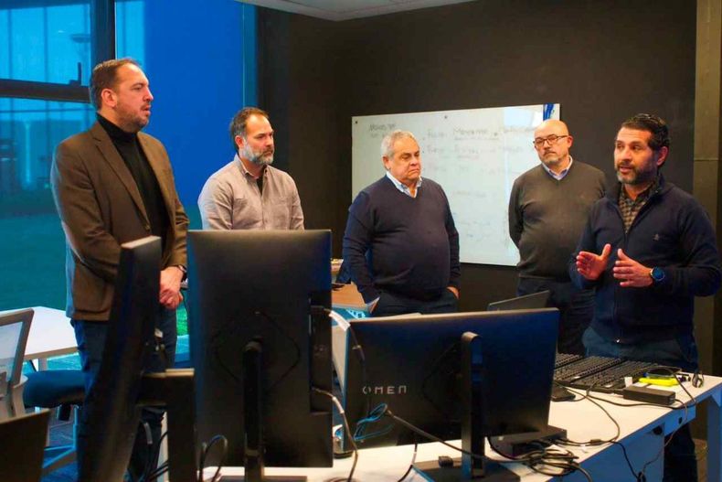 El intendente Luciano di Nápoli, junto a empresarios de la empresa de logística que instalará una base operativa en Santa Rosa.