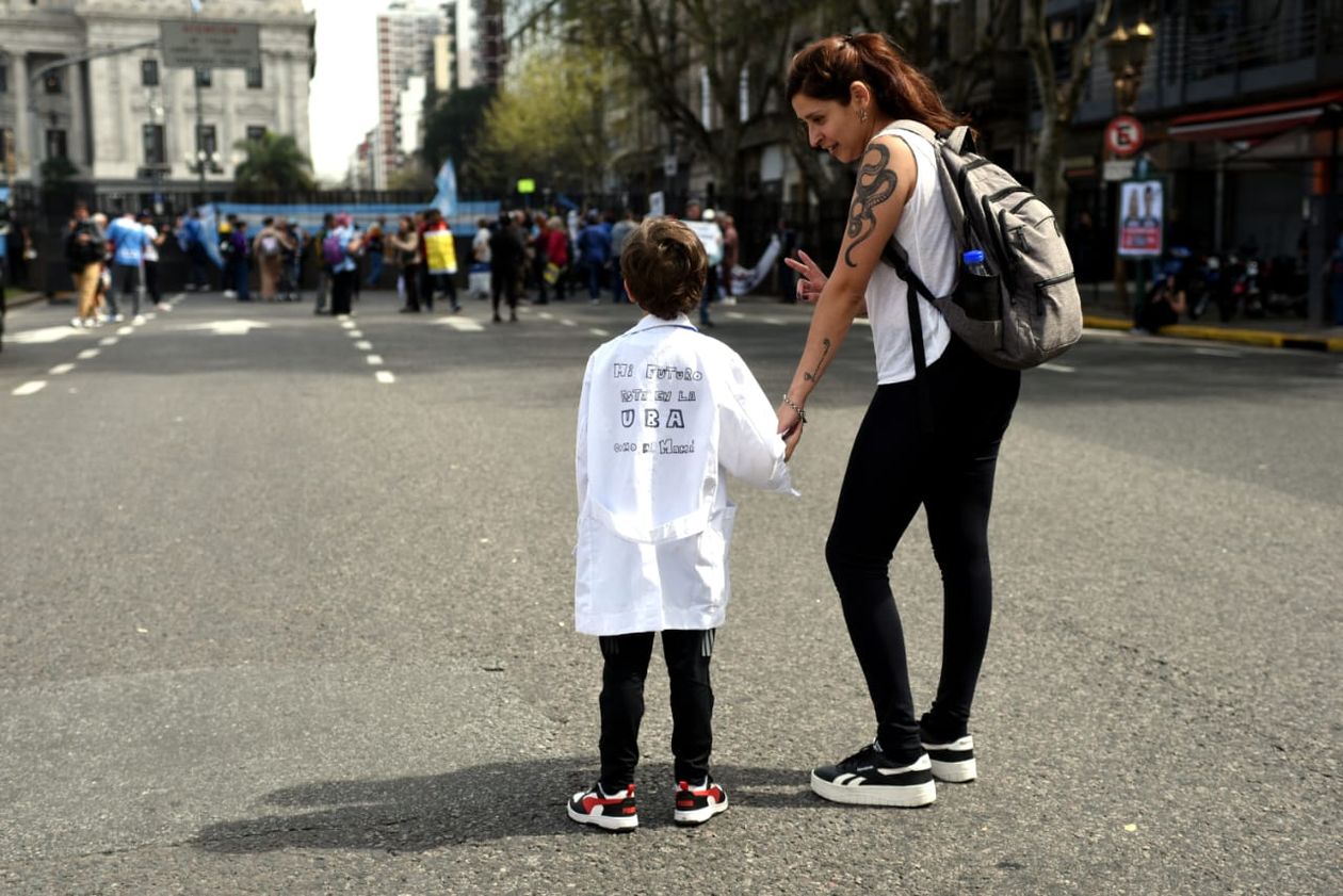 Marcha en apoyo a las universidades y el Garrahan.