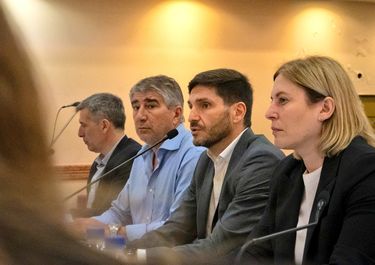 Maximiliano Pullaro y la plana mayor del gobierno: la vice Scaglia, y los ministros de Gobierno y Economía Fabián Bastía y Pablo Olivares (al fondo).