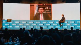 Esquivando las piedras, Guzmán salta el cerco electrificado de La Cámpora