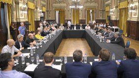 Axel Kicillof, con intendentes en la gobernación de Buenos Aires. Los municipios son actores clave para una gobernanza más dinámica, eficiente y cercana.