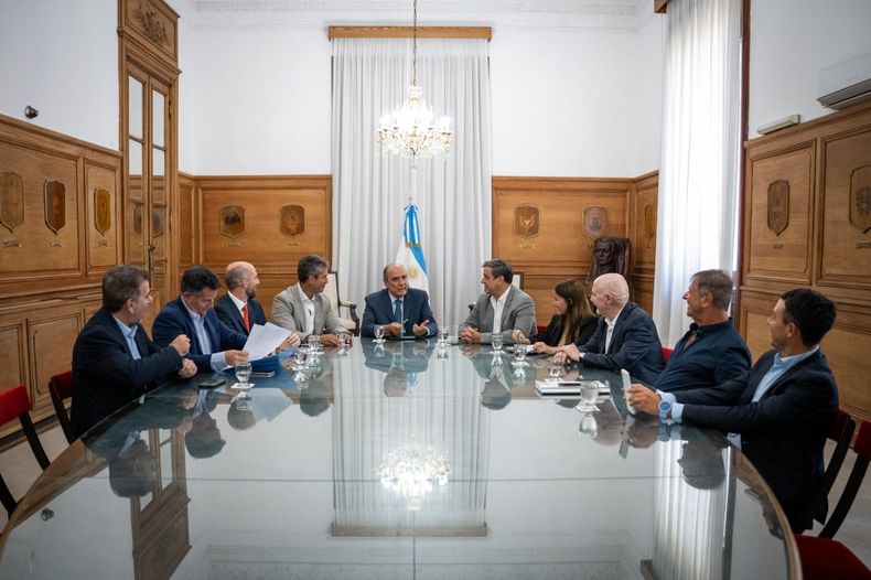 El presidente del bloque de la UCR en Diputados, Rodrigo de Loredo, en la reunión convocada por Guillermo Francos. 