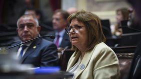 Patricia Bullrich durante el debate del Presupuesto que festejó el Gobierno. De fondo la mira Luis Juez.&nbsp; 