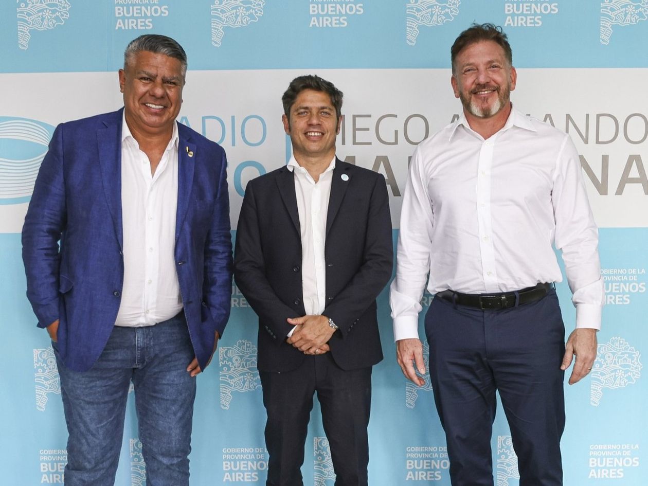 Axel Kicillof junto al titular de la AFA (izq) y el presidente de la Conmebol (der).