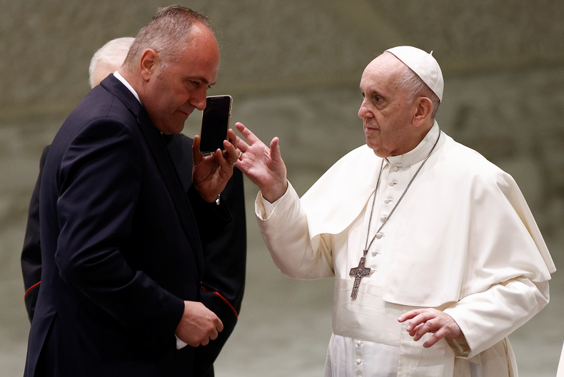 Jorge Bergoglio responde a una llamada telefónica en plena audiencia general