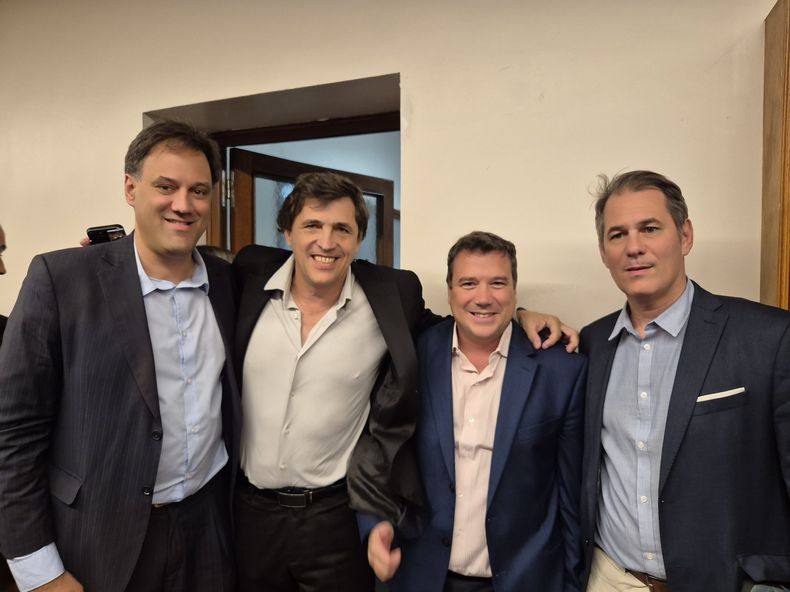 Lucas Galdeano y Alejo Molina (tercero y cuarto desde la izquierda) festejan el triunfo de Consenso Gremial en las elecciones del Colegio de Abogados de Rosario/ Gentileza: Santiago Serrati