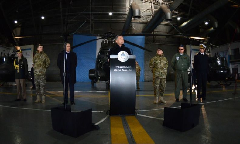 Macri con FFAA