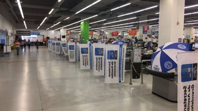 los cuadernos de la recesion: walmart analiza cerrar un local emblematico