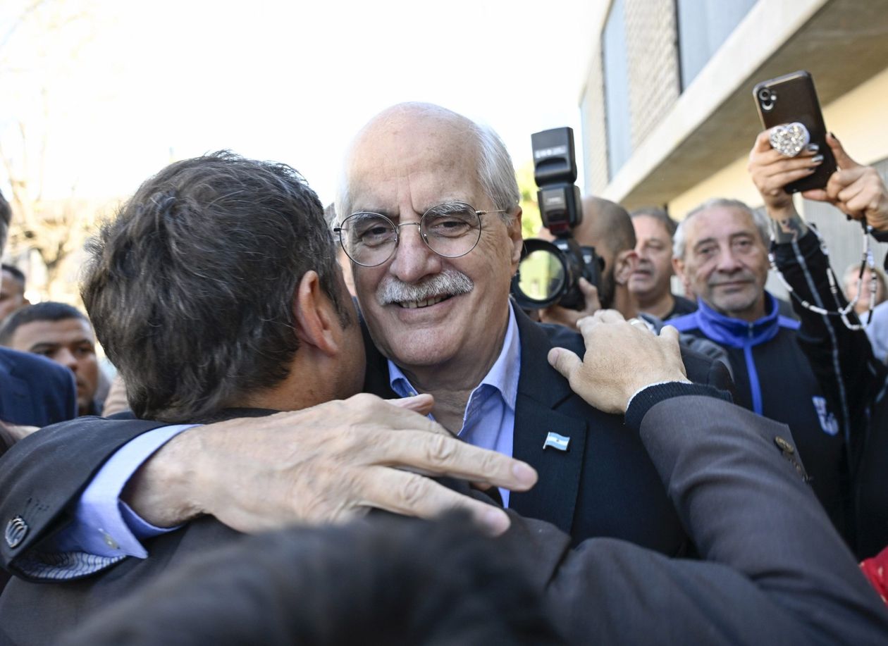 ¡Abrazo, compañero! Axel Kicillof y Jorge Taiana, en San Martín.&nbsp;