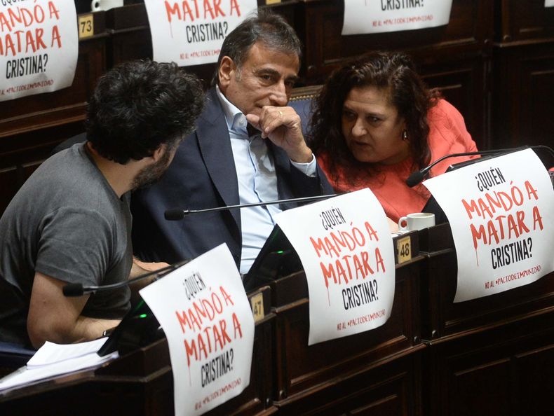 Susana González, defonsora de Axel Kicillof, habla con el camporista Facundo Tignanelli.