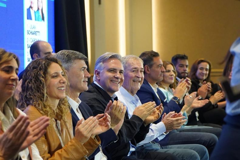 Martín Llaryora y Juan Schiaretti encabezarán esta tarde un encuentro de estrategia de campaña con intendentes de la UCR y otros partidos