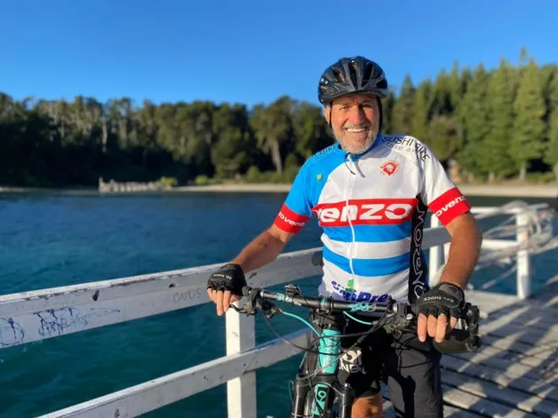 Andres Peressini hizo campaña en bicicleta antes de llegar a la intendencia de Plottier. 