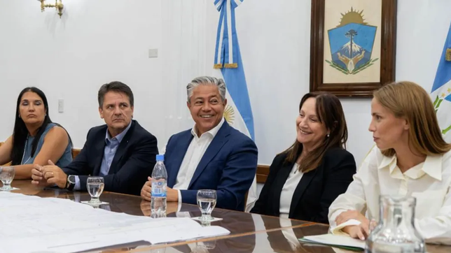 Rolando Figueroa piensa en su reelección y cocina un gran frente para 2027.