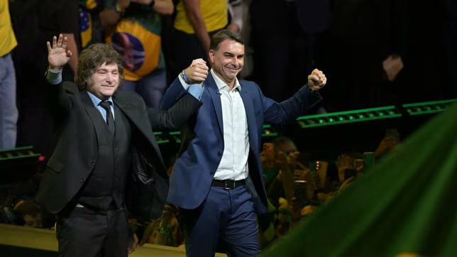 Letra P | Javier Milei y Flávio Bolsonaro.